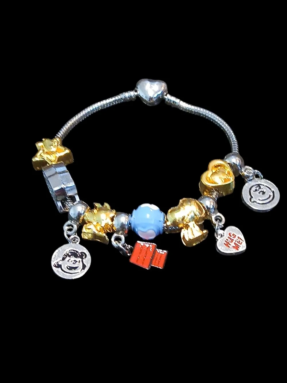Peanuts - Snoopy & The Peanuts Crew on this Beautiful 19cm Charm Bracelet